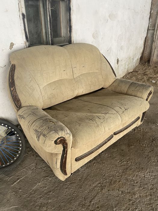 Диван делтый б/у