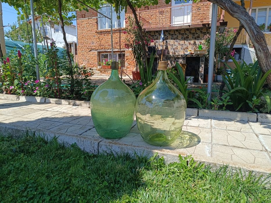 Стъклени бутилки за вино, ракия или декорация.