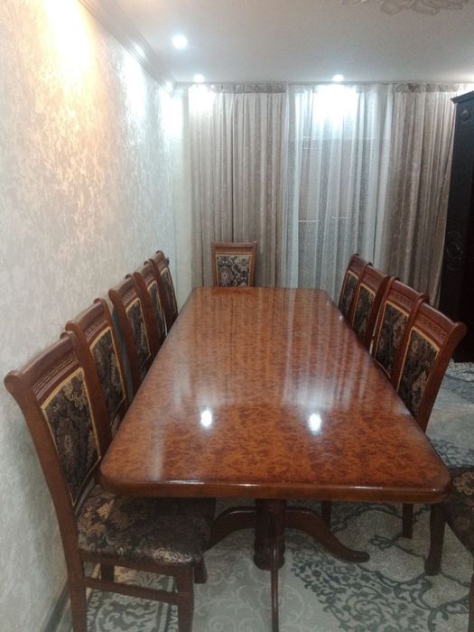 Продам стол стулья для зала на 12 персон срочно