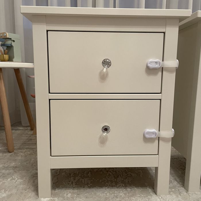 2 noptiere HEMNES din MDF , cu două sertare 54x66 cm