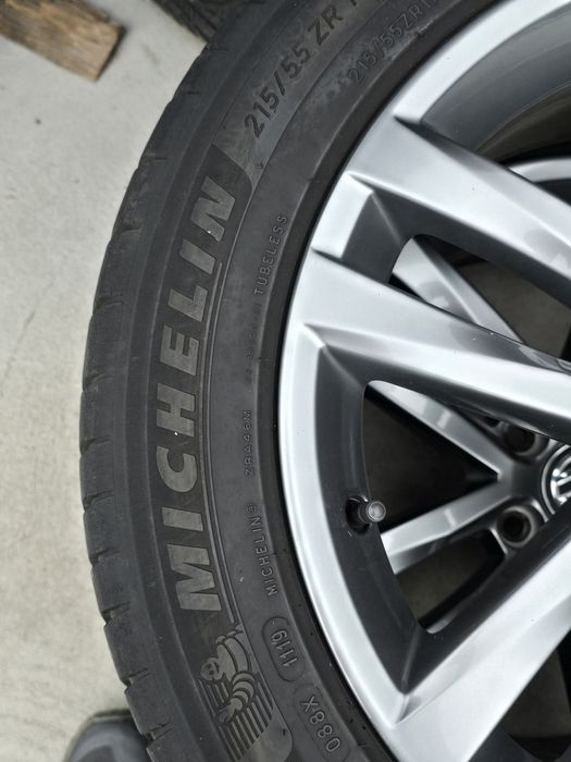 4 Броя 215/55/17 Michelin 2x5,5mm 2x5,2mm