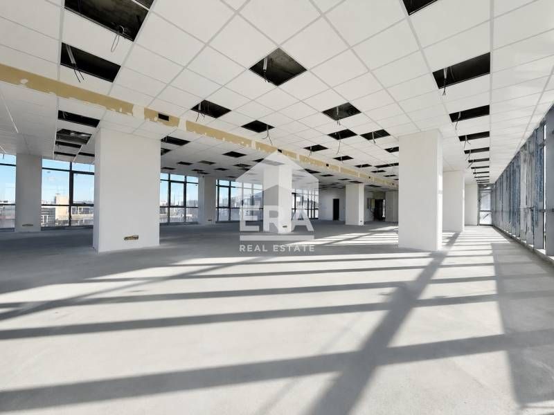 Офис площ за продажба с директен достъп до метростанция "Сливница"