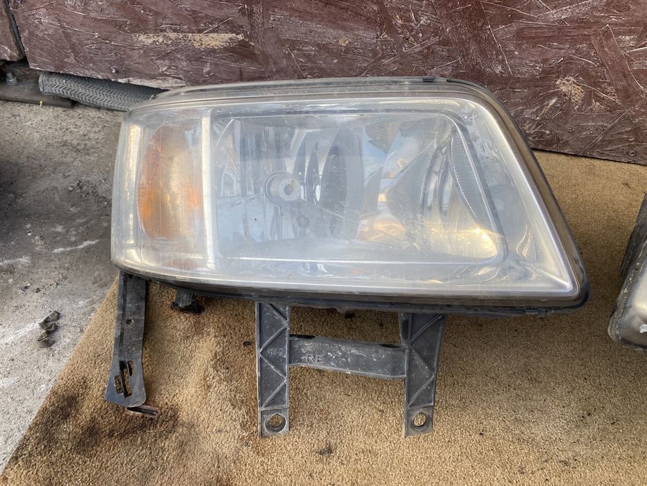 Faruri Vw Transporter T5 an 2004/2010 Pret 400 lei ambele