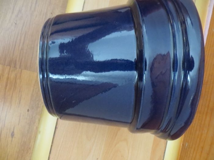 Керамична саксия и дървена кашпа