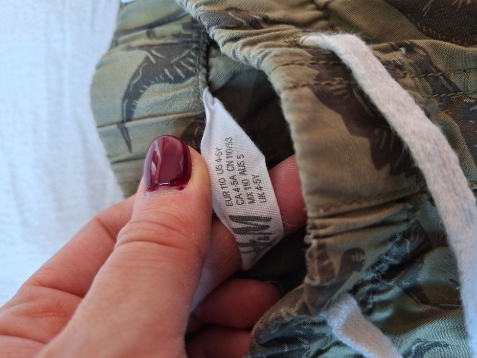 Нови панталонки за момченце размер 104