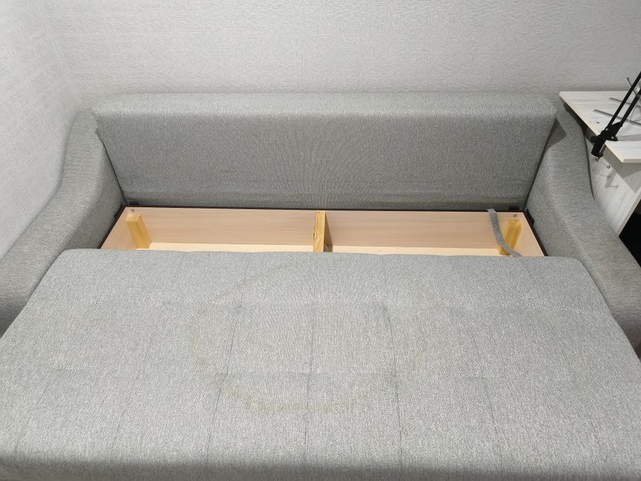 Диван серый, тик так