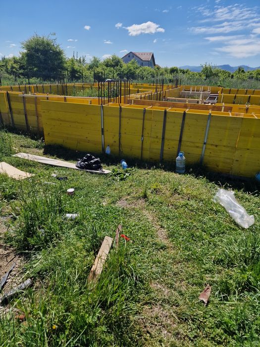 Închiriez panouri doka și tot sistemul de prindere Și popii metalici și schelă metalică și schelă pe roti mobilă