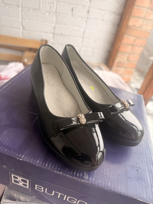 Элегантные чёрные туфли