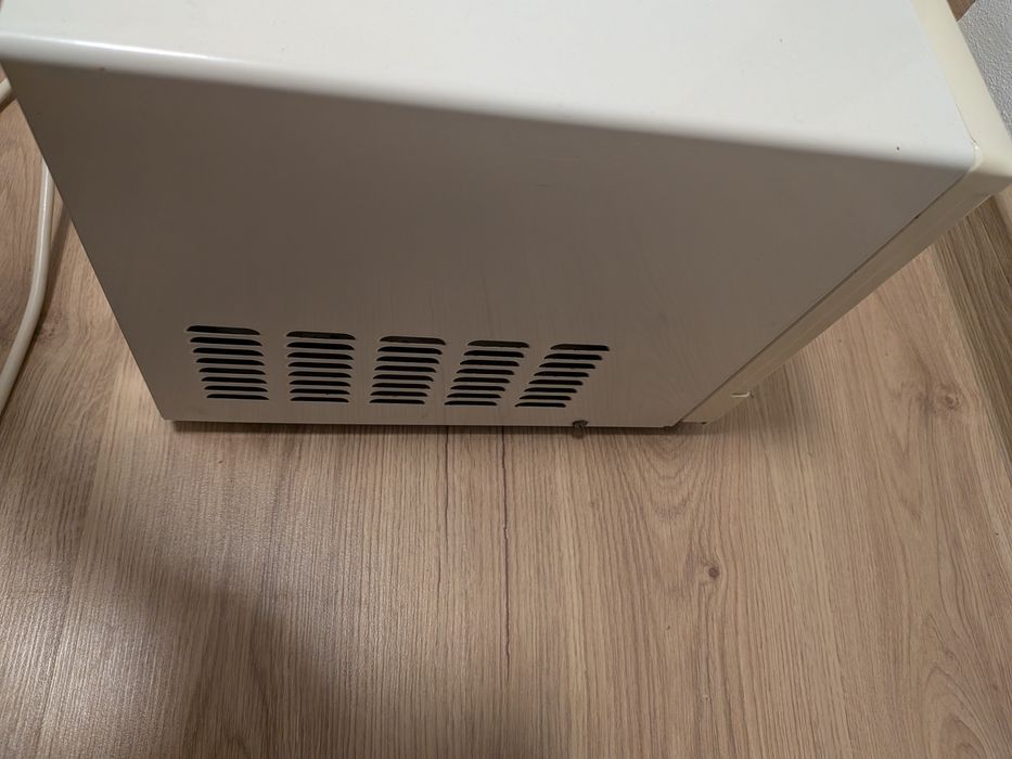 Cuptor cu microunde Sharp R270W, 20L – pentru piese sau reparație