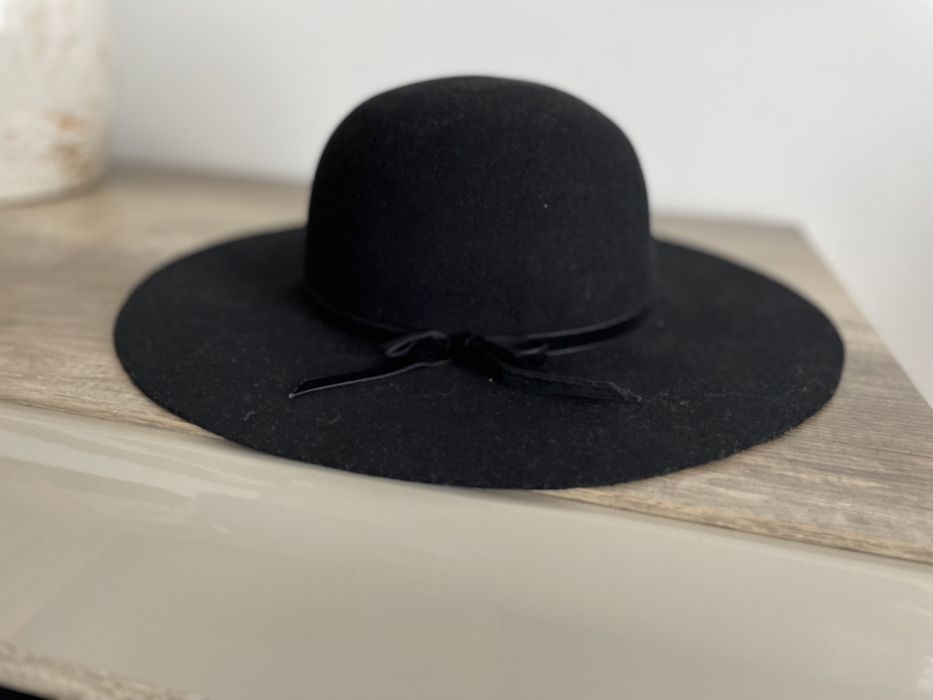 Palarie eleganta neagra cu boruri mari din lana