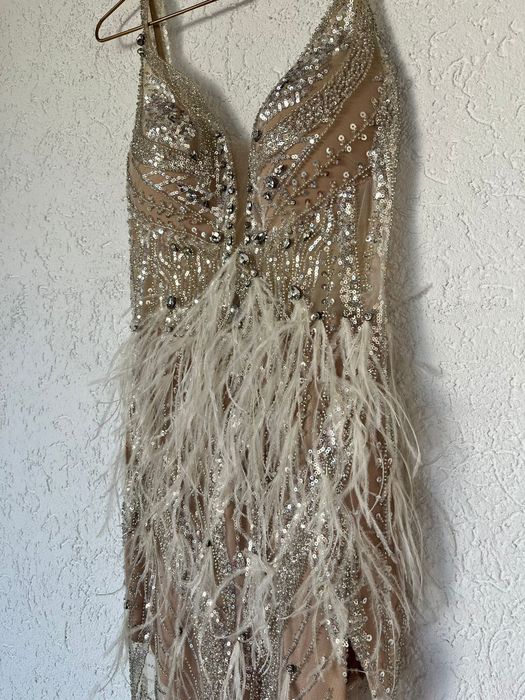 Бляскава рокля със специален дизайн