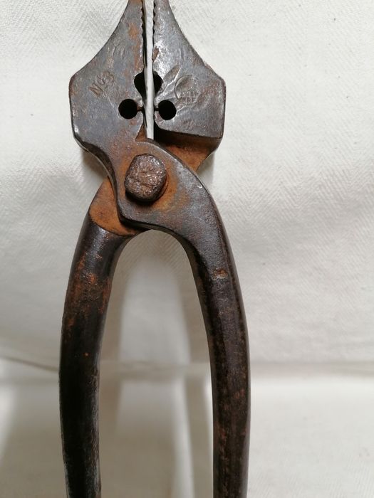 Старинен инструмент