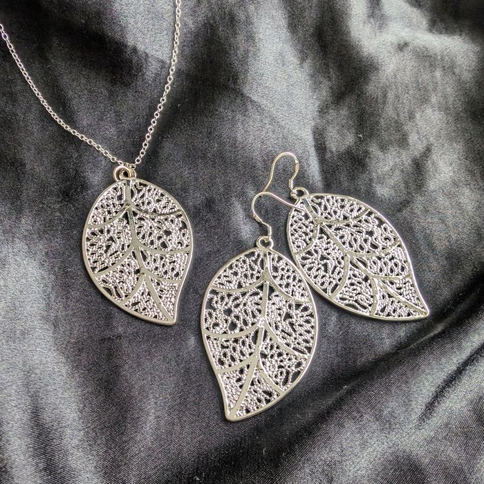 Посребрено колие и обици комплект