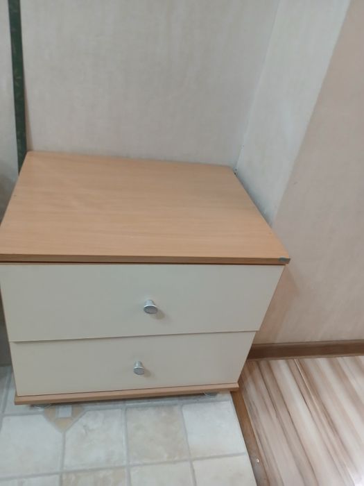 Продаётся шкафы ,стол ,тумбы