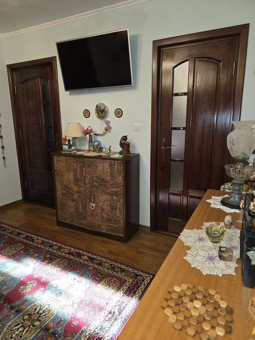 Ap. 3 camere, in Roman, decomandate, etaj 1,bloc de caramida, 87000 €