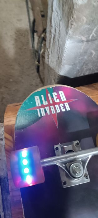 Placă skateboard cu leduri pe roți