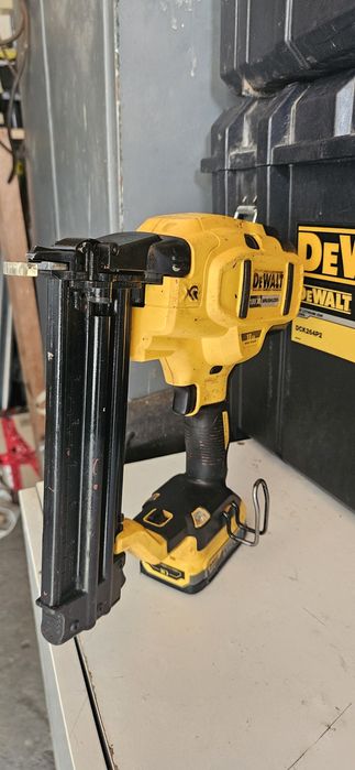 Pistol cuie Dewalt dcn 680
