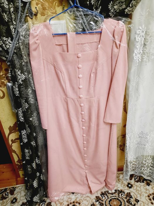 Платье розового цвета с пуговицами