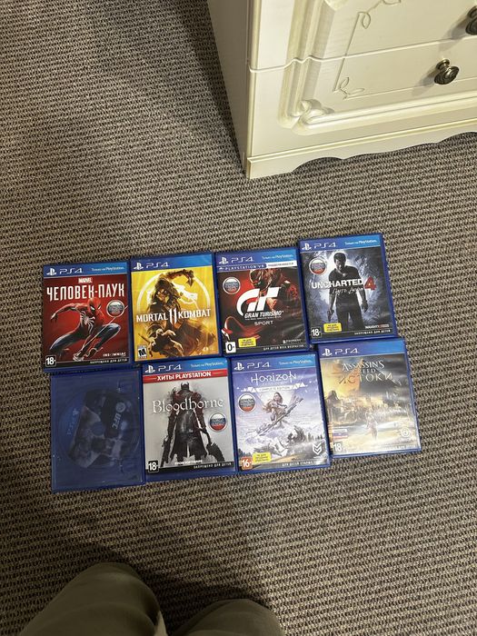 Плейстейшен 4, два джостика и игры