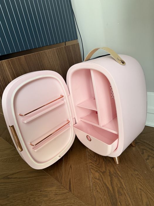 Продам холодильник для косметики Baseus