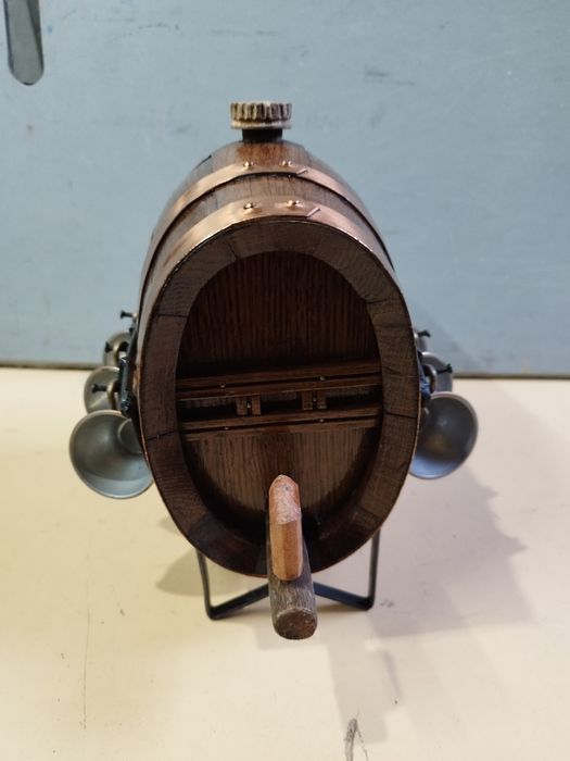 Малко дървено буренце със стойка и шест медни чашки