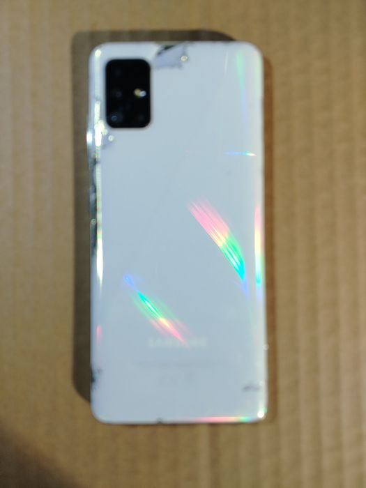 Samsung Galaxy A51 cu display-ul defect (spart). Vibrează, se aud sunete