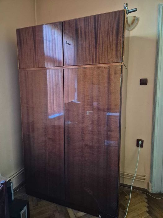 Vitrina lemn masiv - mobilier vintage colectionari