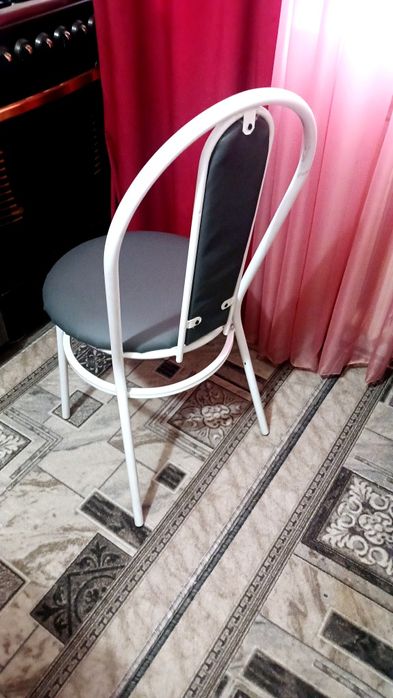 Стулья новые бордовые и серые