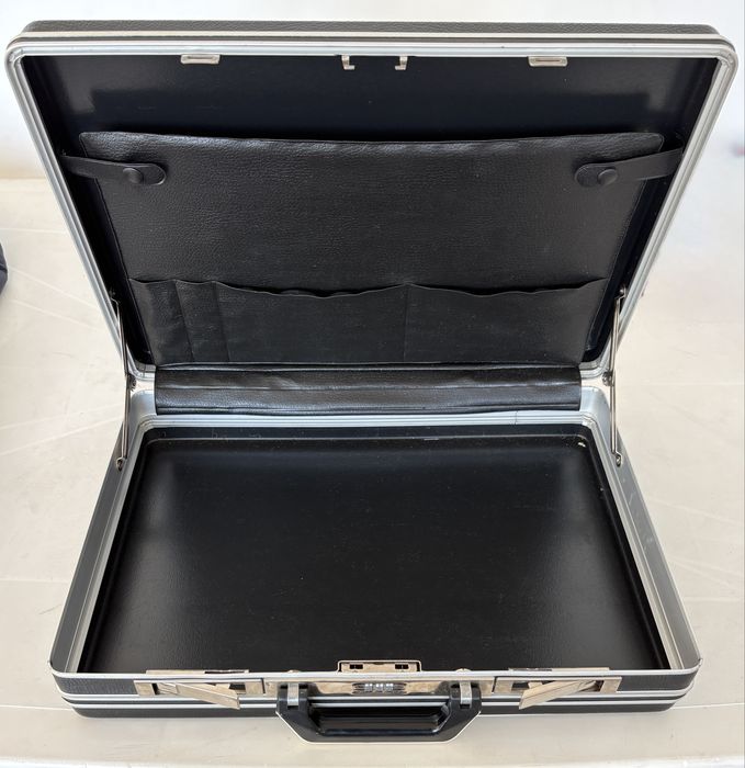 Geanta diplomat cu cifru