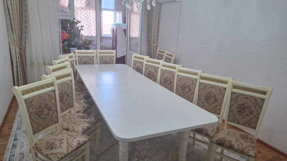 Стол стулями для гостиной