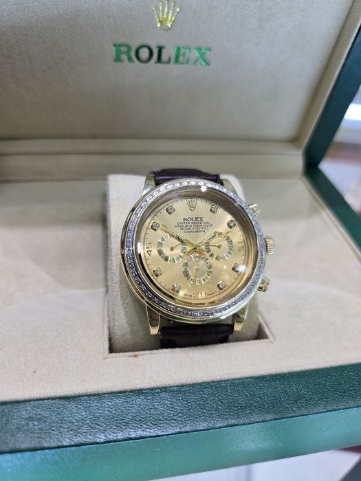 Золотые часы ролексы с большим диаметром в 45мм и бриллиантами в 1кр.