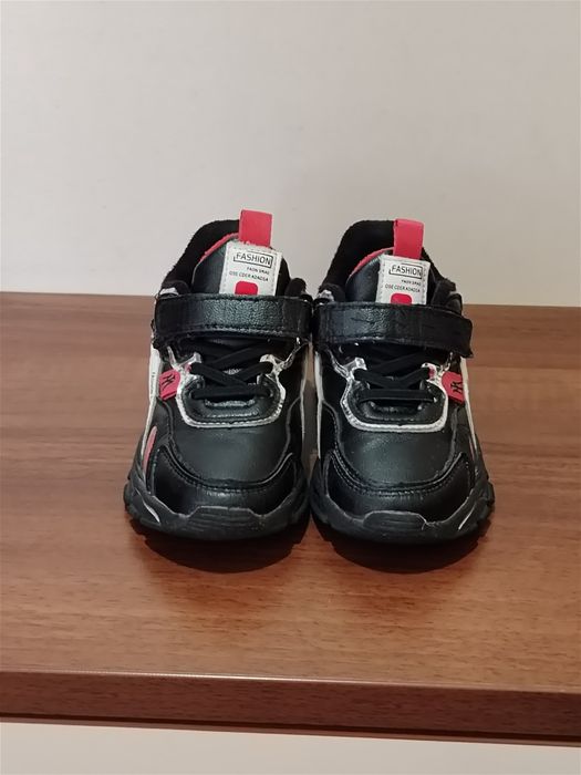 Продам кроссовки на мальчика