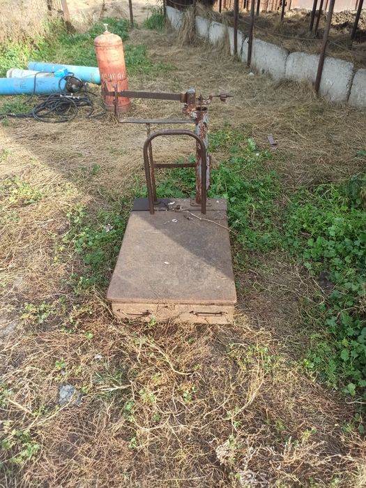 Весы советские 2 штуки .