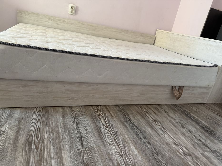 Спалня с матрак и ракла