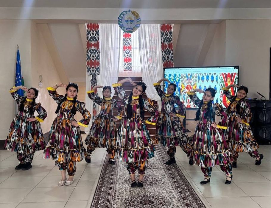 Атласные костюмы на прокат