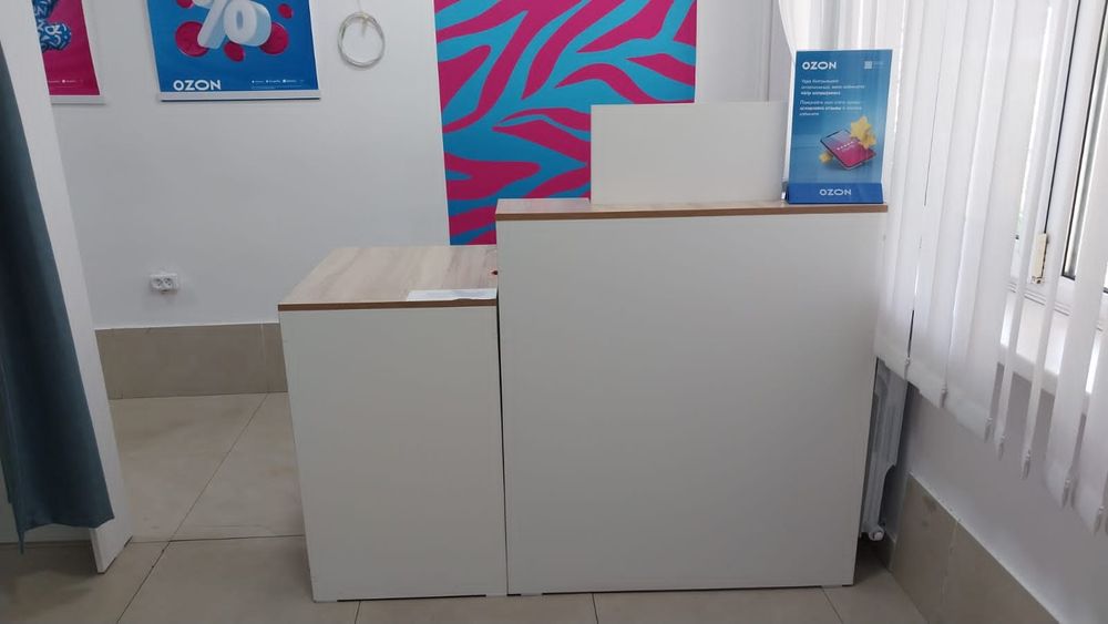 Продам 2 стола и приставку