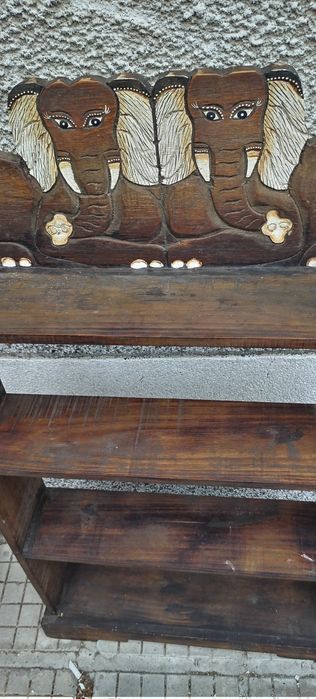 Етажерка с дърворезба