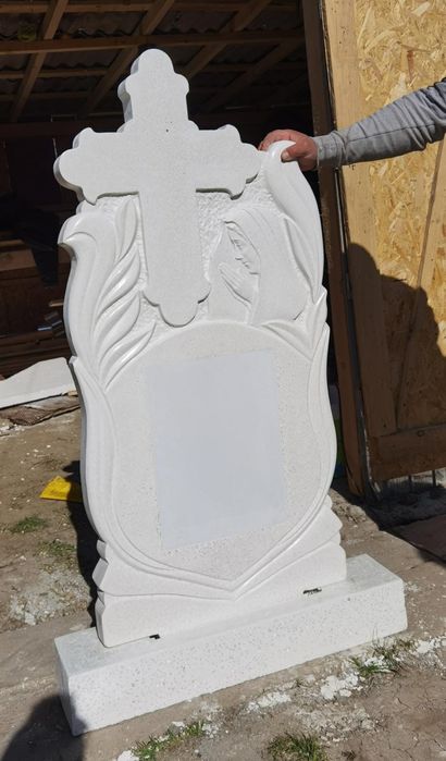 Vând cruci din mozaic cu placă de marmură