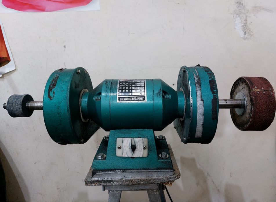 Отделочный станок с дисками на подставке