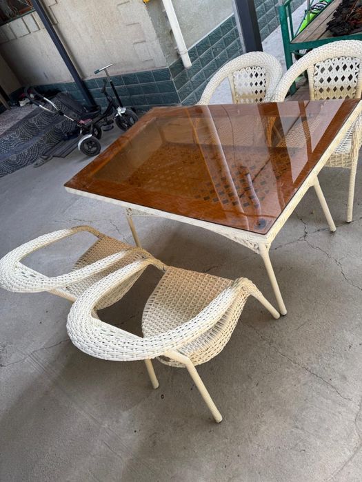 Ротанговый стол со стульями