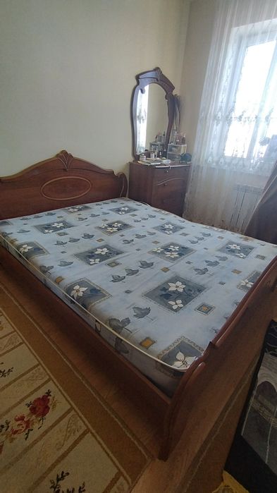Двуспальная кровать с матрасом