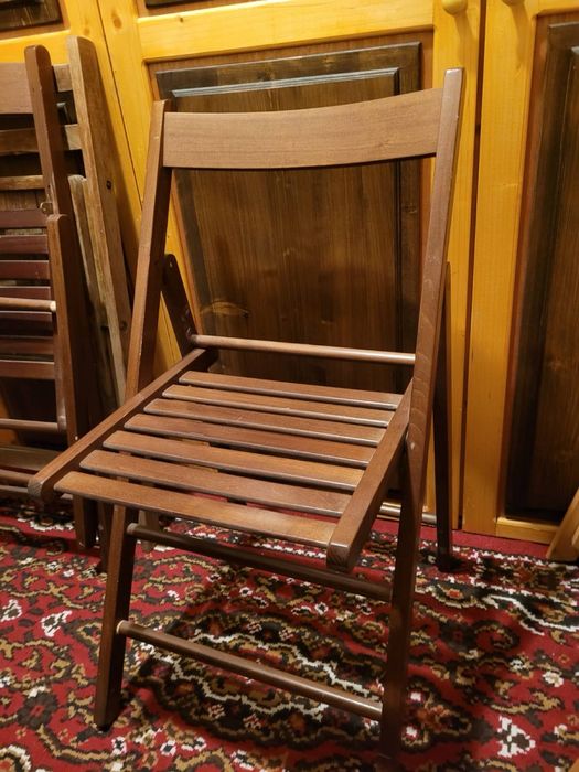 Дървена маса.. разтегателна и 4 стола