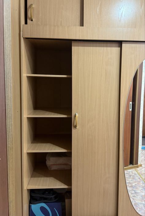 Продам шкаф-купе с зеркалом