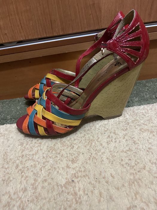 Продам босоножки