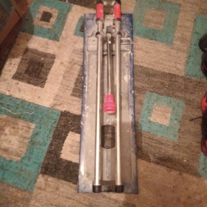 De vânzare  aparat tăiat faianță și gresie 100 lei ,flex 80 lei ,