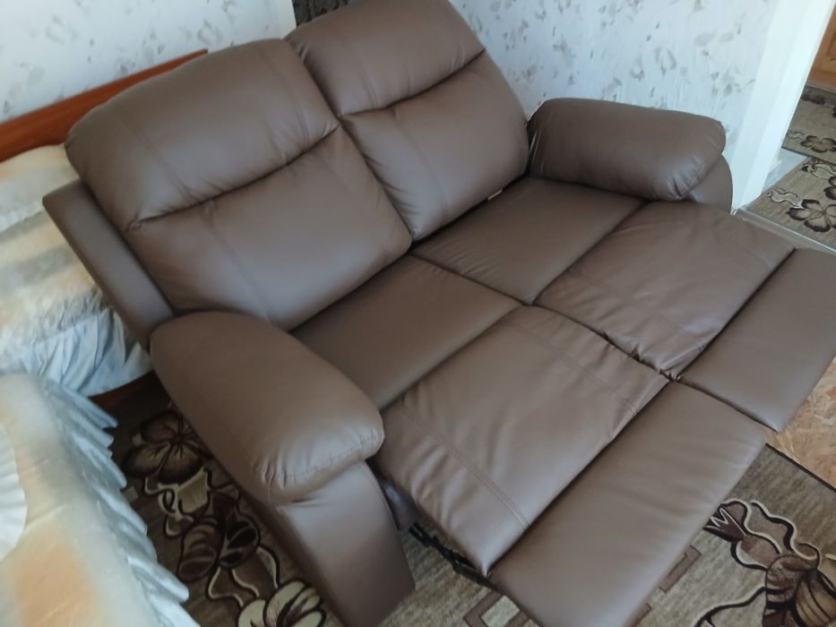 Кожен двоен релакс фотьойл (loveseat) – отлично състояние