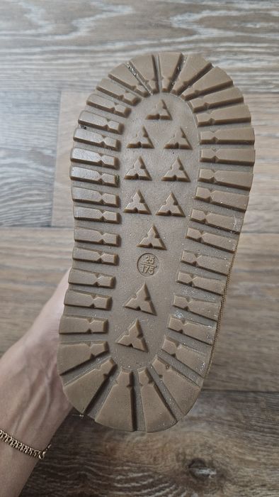 Продам зимние ботинки