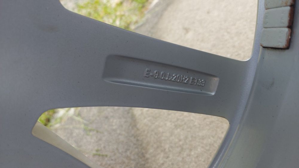 Janti cu cauciucuri 285/45 R20 pe audi Q7