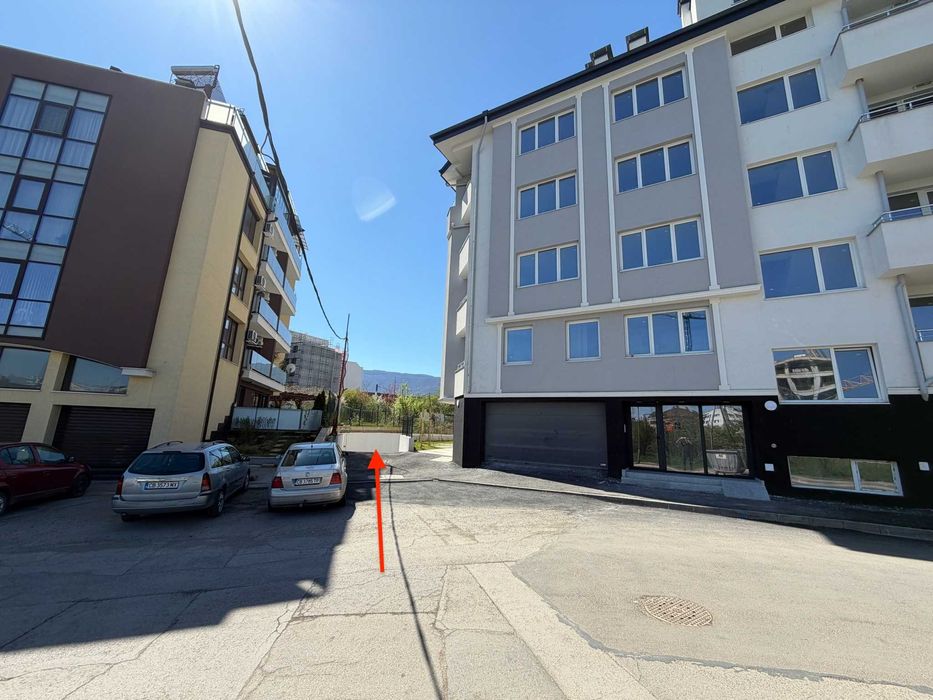 Подземен двоен гараж с ток и електромер (паркиране един зад друг)