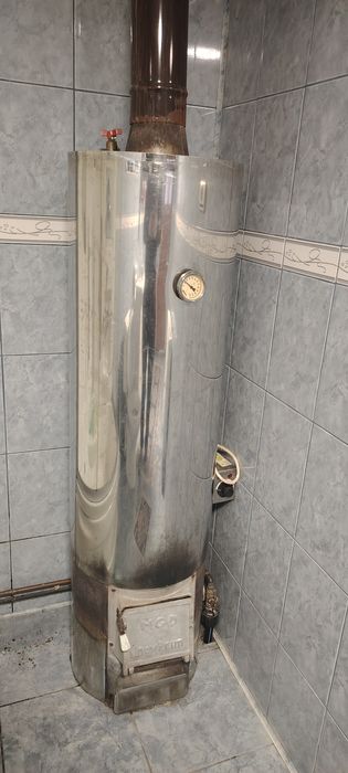 Boiler pe lemne pentru baie.